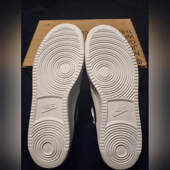 Nike - Picture 3 of 7